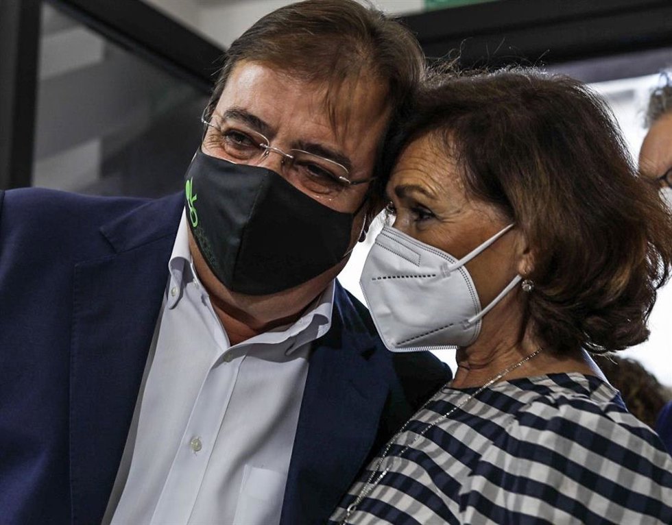 Guillermo Fernández Vara y Carmen Calvo e fotografían juntos en un acto del partido en Don Benito.