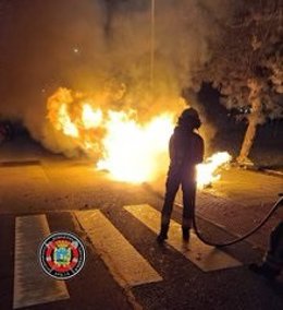 Bomberos de Santander sofocan de noche un incendio que afectó a cuatro contenedores