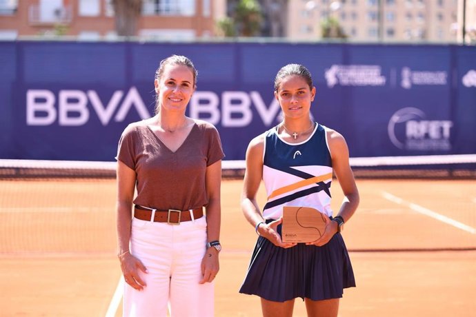 Anabel Medina junto a la ganadora del torneo Sub-16 del BBVA Open Internacional de Valencia