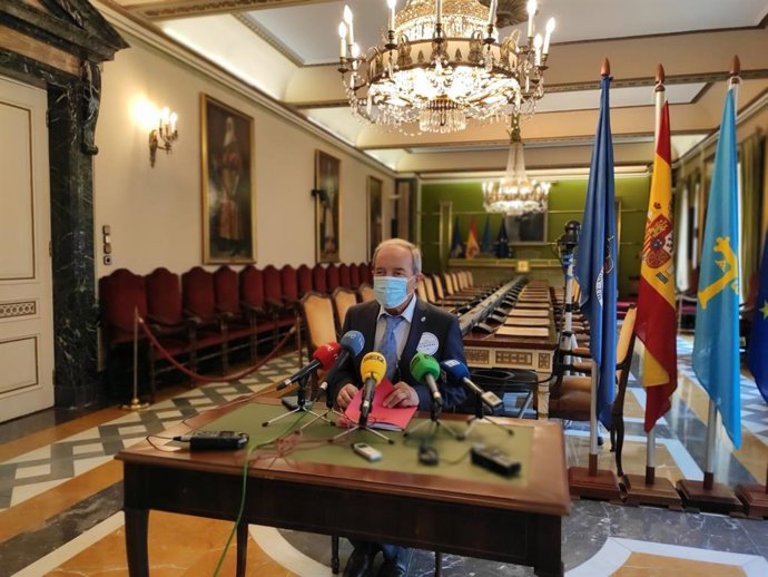 Archivo - El portavoz del PSOE en el Ayuntamiento de Oviedo, Wenceslao López, en rueda de prensa.