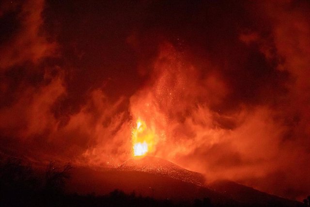 El volcán de ‘Cumbre Vieja’, al anochecer, a 23 de septiembre de 2021, en El Paso, La Palma, Islas Canarias (España)
