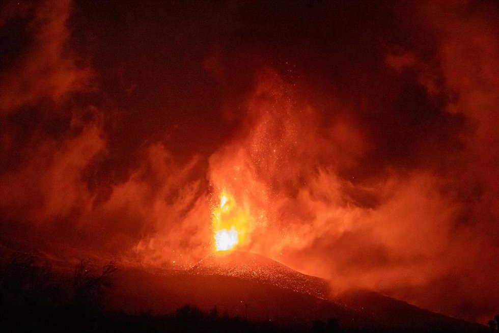 El volcán de Cumbre Vieja, al anochecer, a 23 de septiembre de 2021, en El Paso, La Palma, Islas Canarias (España)