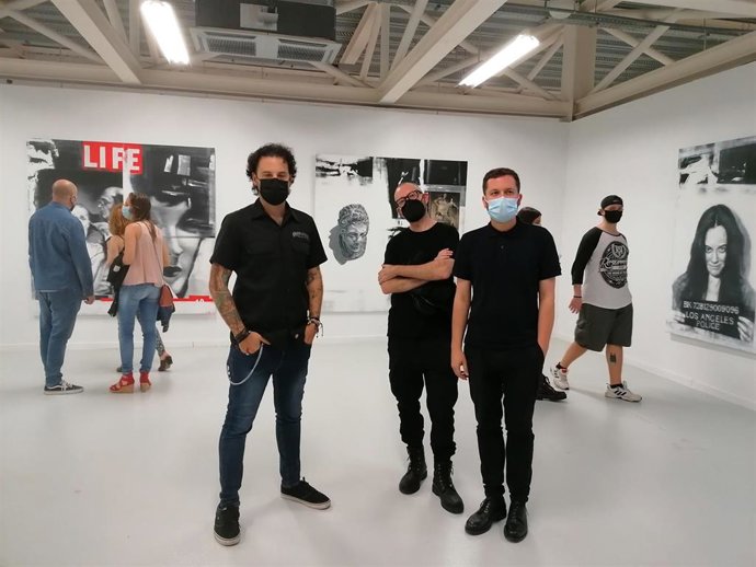 De izquierda a derecha, los artistas Juanjo Martínez Cánovas y Josep Tornero, junto al coordinador del Centro Párraga, Sergio Porlán, en la muestra de artistas becados por el ICA