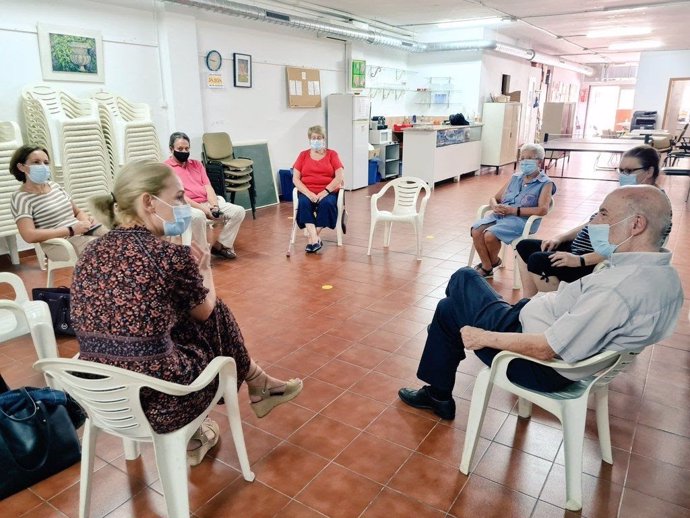 La portavoz del Grupo Municipal de Cs en Palma, Eva Pomar, y la regidora Joana Capó visitan el barrio de Son Dameto.