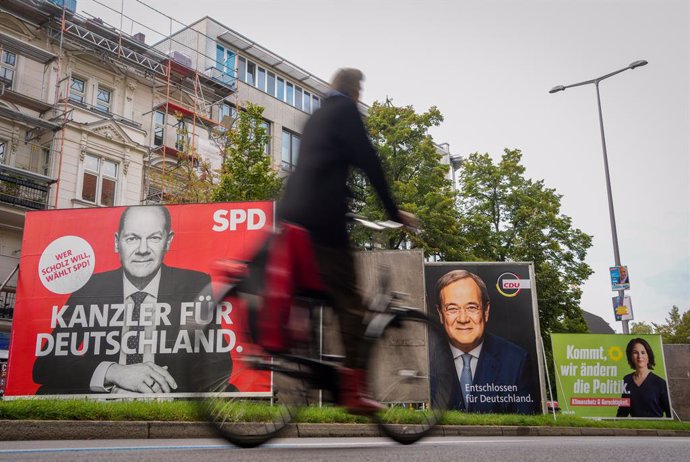 Un ciclista pasa junto a varios carteles electorales antes de los comicios en Alemania