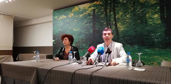 La cineasta Iciar Bollaín y el consejero de Políticas Migratorias y Justicia, Eduardo Santos