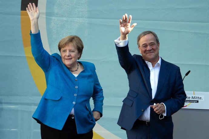 La canciller de Alemania, Angela Merkel, y el candidato a canciller de la Unión Demócrata Cristiana (CDU), Armin Laschet, durante un acto de campaña