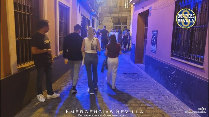 Gente bebiendo en la calle.