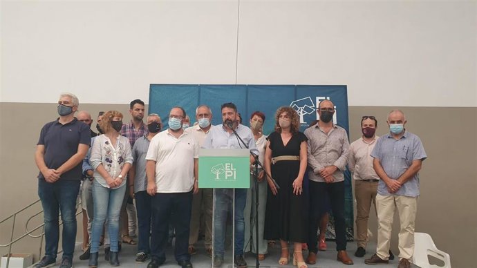 El elegido presidente de El PI en Baleares, Tolo Gili, junto a otros miembros del partido, en el V Congreso de la formación en las Islas.