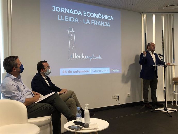 El líder del PP en el Parlament, Alejandro Fernández, en una jornada económica en Lleida