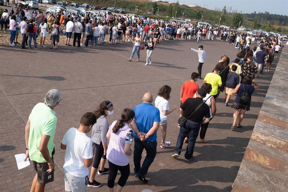 Archivo - Un grupo de menores esperan ser vacunados de la primera dosis de la vacuna Moderna en la Ciudad de la Cultura, a 23 de agosto de 2021, en Santiago de Compostela, Galicia, (España). Este lunes arranca la vacunación contra el Covid-19 para los m
