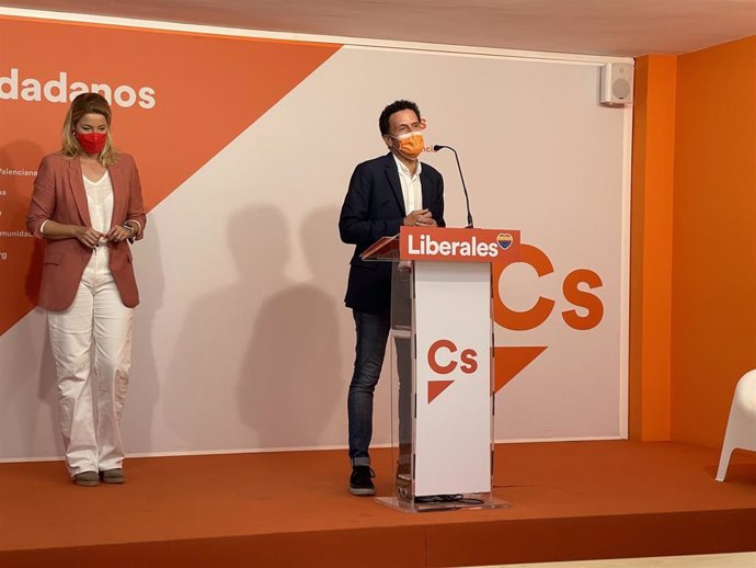 El portavoz nacional y vicesecretario general de Ciudadanos, Edmundo Bal, y la coordinadora autonómica de la formación en la Comunitat, María Muñoz, en una rueda de prensa este sábado