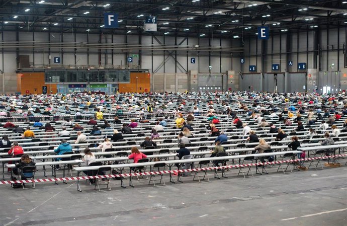 Cientos de personas se examinan en uno de los pabellones donde se celebra el primer examen del proceso selectivo municipal para auxiliar administrativo en el Ayuntamiento de Madrid, en la Feria de Madrid IFEMA, a 25 de septiembre de 2021, en Madrid (Esp
