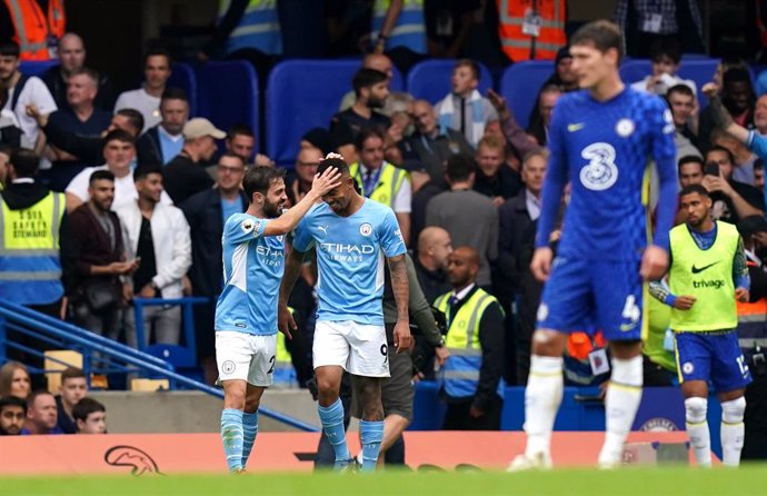 25 September 2021, United Kingdom, London: Manchester City's Gabriel Jesus (C) celebrates scoring their side's first goal of the game during the English Premier League soccer match between Chelsea and Manchester City at Stamford Bridge. Photo: Adam Davy