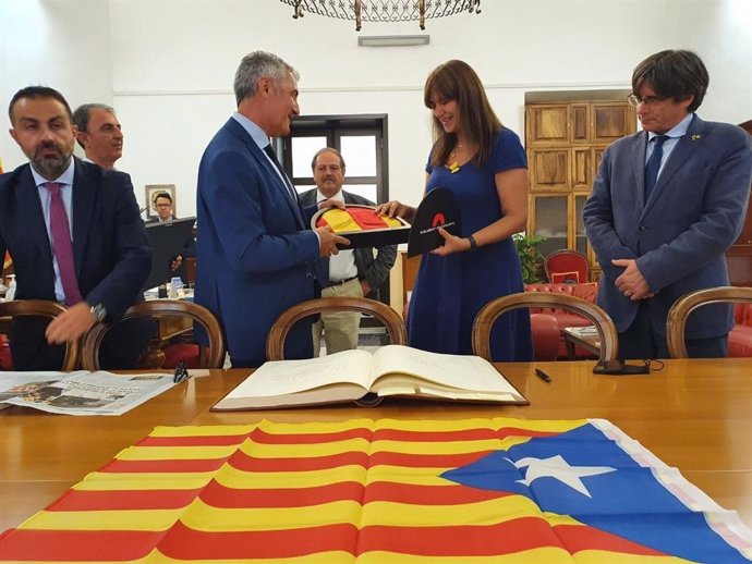 La presidenta del Parlament, Laura Borrs, i l'expresident de la Generalitat Carles Puigdemont, durant una visita institucional a l'Ajuntament de L'Alguer (Itlia)