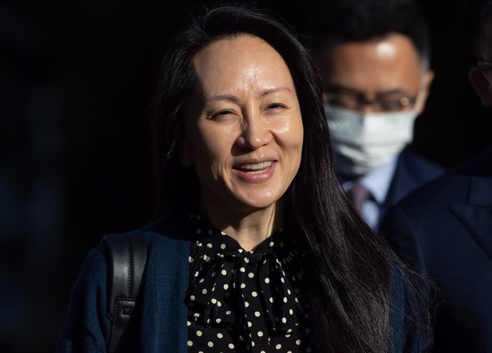 24 September 2021, Canada, Vancouver: Meng Wanzhou, chief financial officer of Huawei, reads a statement outside the BC Supreme Court. Wanzhou expressed her relief as she headed home to China onSaturday, a day after a settlement was reached with the US