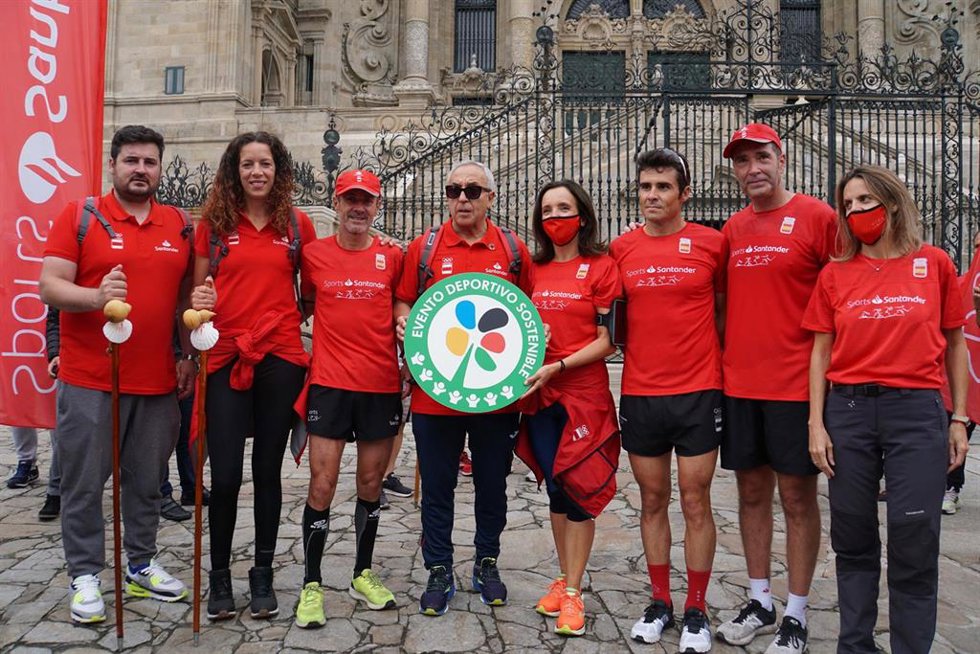 Martín Fiz recibe la Compostelana tras completar las cinco últimas etapas del Camino de Santiago