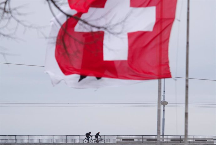 Archivo - Arxivo - Ciclistes al costat d'una bandera de Sussa a Basilea