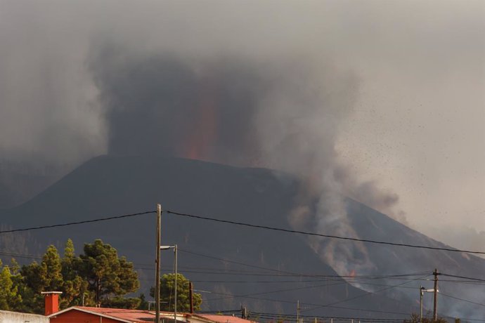 Volcán de Cumbre Vieja, a 24 de septiembre de 2021, en La Palma, Islas Canarias (España). El aumento de la actividad explosiva del volcán de Cumbre Vieja, en El Paso, ha conllevado la evacuación de los barrios de Tajuya y Tacande, en El Paso, ha ori