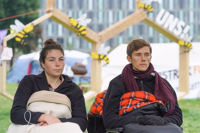 Lea Bonasera y Henning Jeschke durante la huelga de hambre por el clima durante la campaña electoral en Alemania