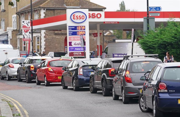 25 September 2021, United Kingdom, Brockley: Motorists queue for petrol at an Esso petrol station in Brockley. A shortage of Lorry drivers has disrupted fuel deliveries, with some petrol stations closing, and queues forming. Photo: Dominic Lipinski/PA W