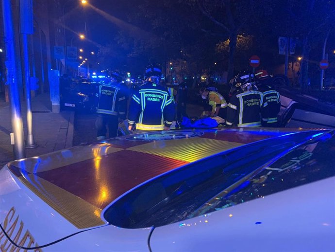 Los Bomberos estabilizan el vehículo volcado tras un atropello en Avenida de Asturias