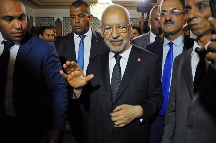 Archivo - 30 July 2020, Tunisia, Tunis: Rached Ghannouchi (C), Speaker of the Tunisian Assembly of the Representatives of the People, speaks arrives for a plenary session held per the request of a parliamentary bloc to vote on withdrawing confidence fro