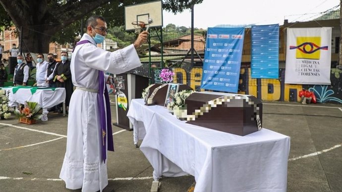 Ceremonia de entrega de los cuerpos de dos víctimas del conflicto armado en Antioquia, Colombia
