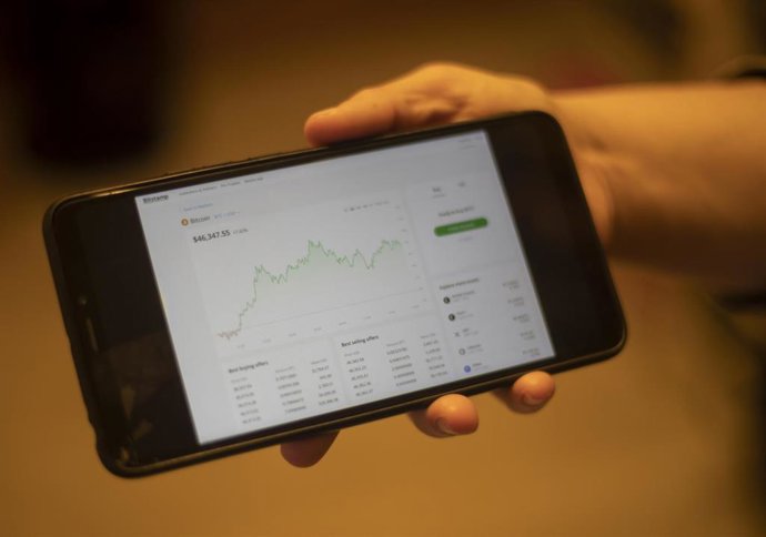 Archivo - Una internauta utiliza la web Bitstamp para invertir en criptomonedas (Imagen de archivo)