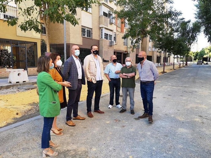El concejal de Hábitat Urbano, Cultura y Turismo, Antonio Muñoz, y el delegado del distrito Norte, Juan Antonio Barrionuevo, han visitado obras en el barrio de Pino Montano.