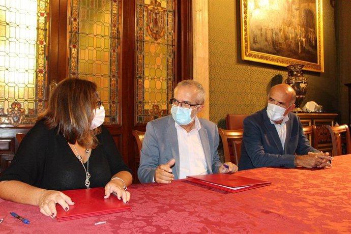 El concejal de Bienestar Social, Empleo y Planes Integrales de Transformación Social, Juan Manuel Flores, firma un conveniocon el presidente de Proyecto Hombre, Francisco Herrera del Pueyo, y con su directora, María Ángeles Fernán.