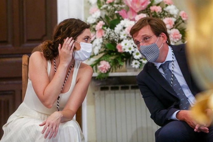 Archivo - La presidenta de la Comunidad de Madrid, Isabel Díaz Ayuso (i), y el alcalde de Madrid, José Luis Martínez-Almeida (d).