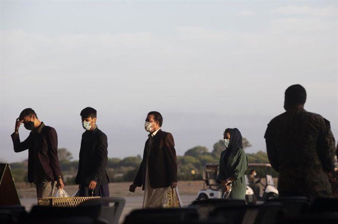 Refugiados afganos a su llegada a la Base Naval de Rota 