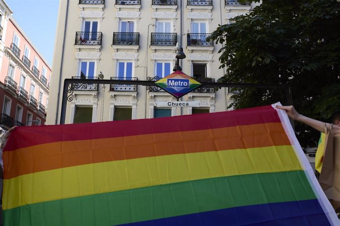 Archivo - Bandera LGTBI en el barrio de Chueca durante la celebración del Día Internacional del Orgullo LGTBI