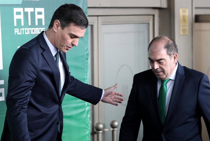 Archivo - El presidente del Gobierno, Pedro Sánchez (i), junto al presidente de la Asociación de Trabajadores Autónomos (ATA), Lorenzo Amor (d), a 9 de marzo de 2020.