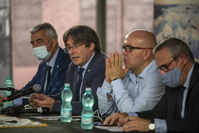 L'expresident de la Generalitat Carles Puigdemont, el seu advocat, Gonzalo Boye, i el cap de l'Oficina de Carles Puigdemont, Josep Lluís Alay