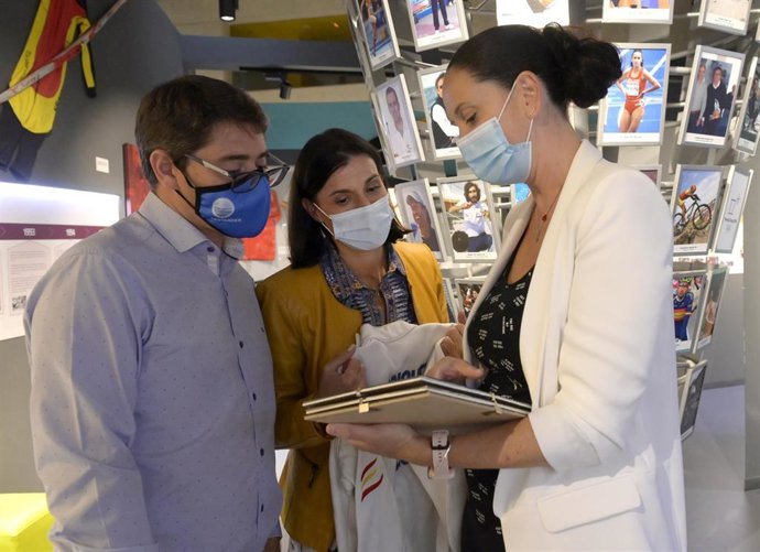 La alcaldesa de Santander con Mari Cruz Rodríguez