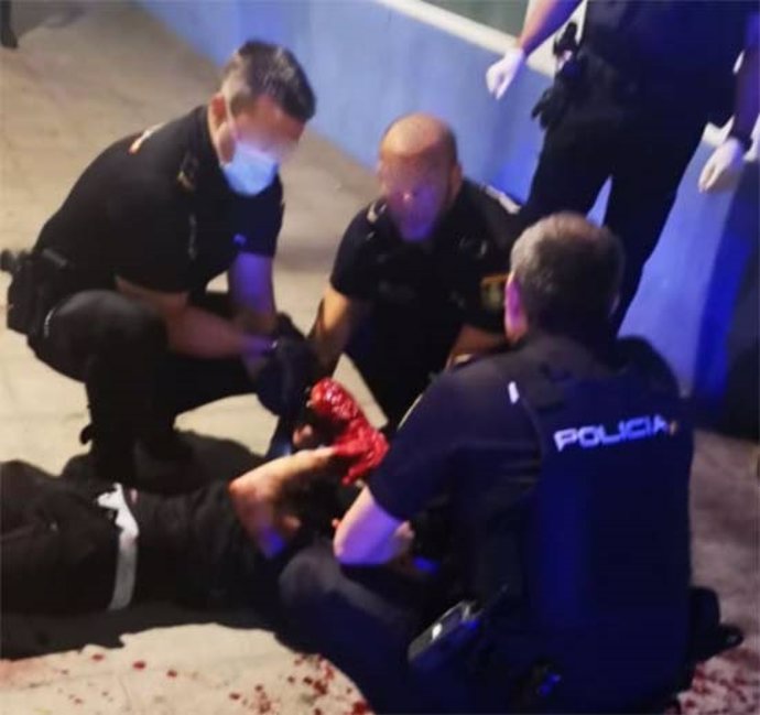 Agentes de la Policía Nacional de Ciudad Real auxilian a un hombre que se estaba desangrando en plena calle