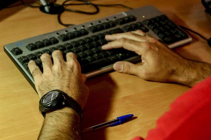 Archivo - Gente comprando online (recurso)