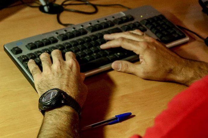 Archivo - Manos de un trabajador del 112 sobre un teclado en el interior de la sede de la ASEM 112 Emergencias de la Comunidad de Madrid situada en el Paseo del Río, 1 de Pozuelo de Alarcón (Madrid).