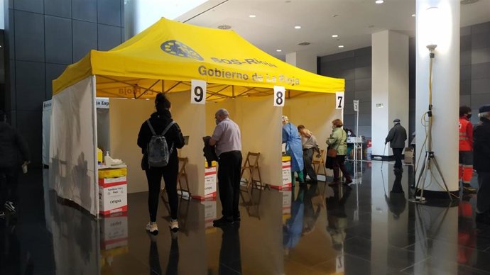 Archivo - Vacunación contra la COVID-19 en Riojaforum 