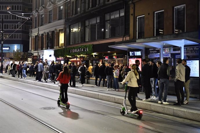 Personas se reúnen en una calle de Oslo, la capital de Noruega, para celebrar el fin de las restricciones impuestas por la pandemia de COVID-19. 