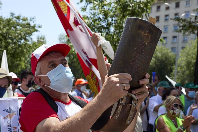 Archivo - Un manifestante en la calle, sosteniendo un cencerro, frente a la sede del Ministerio para la Transición Ecológica y el Reto Demográfico para protestar por la inclusión del lobo en el Listado de Especies Silvestres en Régimen de Protección Esp