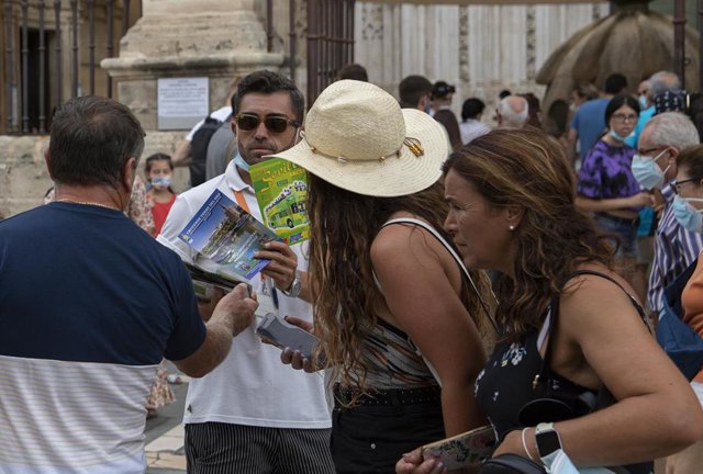 Archivo - Un grupo de turistas pasean por la ciudad. 