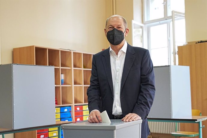 26 September 2021, Brandenburg, Potsdam: Olaf Scholz, Federal Minister of Finance and candidate of the Social Democratic Party (SPD) for Chancellor, casts his ballot at a polling station in the Max Dortu School during the 2021 German federal election. P