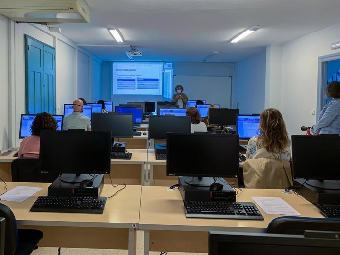 La Consejería de Presidencia ultima la aplicación que permitirá a los ayuntamientos insertar de forma directa los anuncios en el BOC Funcionarios de las administraciones locales se forman estos días en el uso del programa