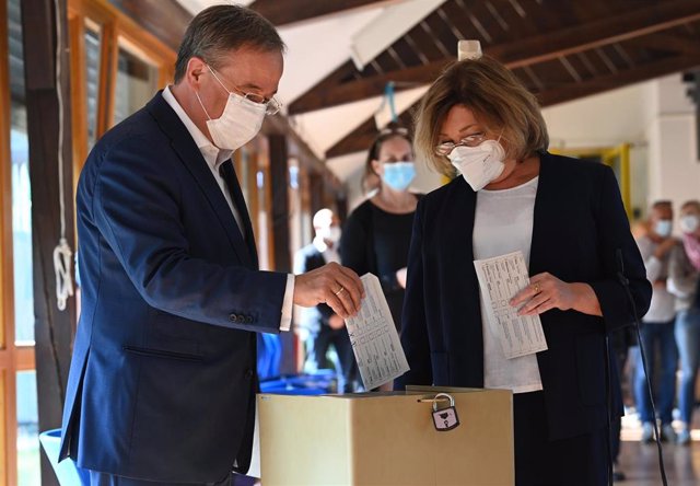 El candidato conservador a la Cancillería, Armin Laschet, ejerce su voto en Aquisgrán para las elecciones federales de Alemania