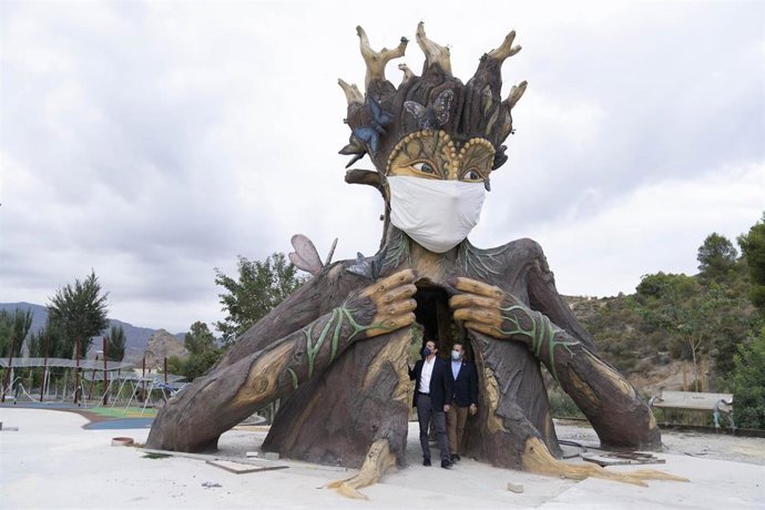 El presidente de la Diputación de Almería, Javier A. García, ha visitado Chercos, Benitagla y Macael.
