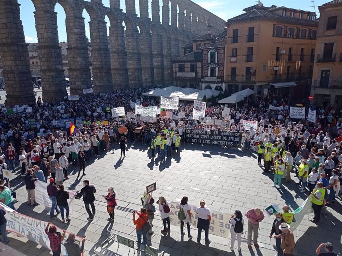 Manifestación por una sanidad digna en el entorno del acueducto de Segovia.