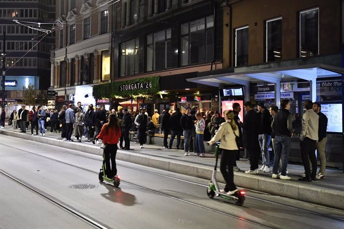 Persones es reuneixen en un carrer d'Oslo, la capital de Noruega, per celebrar la fi de les restriccions imposades per la pandmia de COVID-19. 
